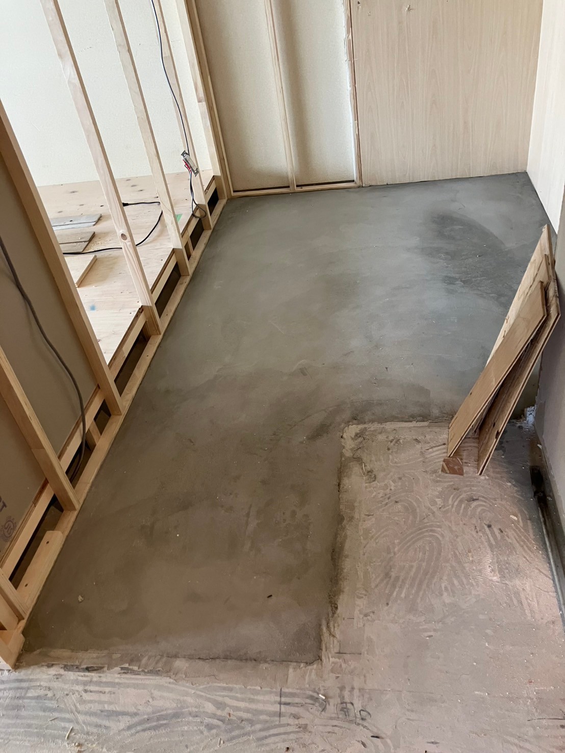 床土間ﾚﾍﾞﾙの調整（マンションリノベーション工事＞ウォークインクローゼット新設）