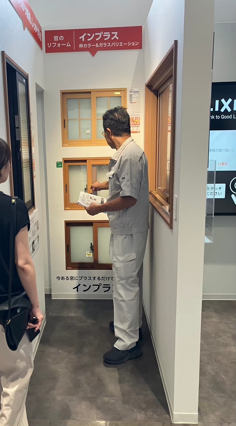 ショールームでお客様にインプラス（内窓）の案内中